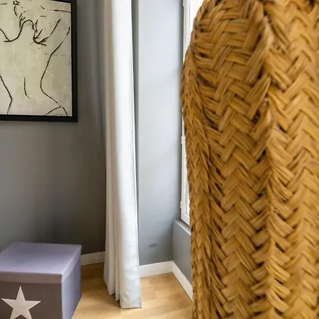 Apartmán Contemporary Furnished Duplex With 3 Bedrooms Near Amenities