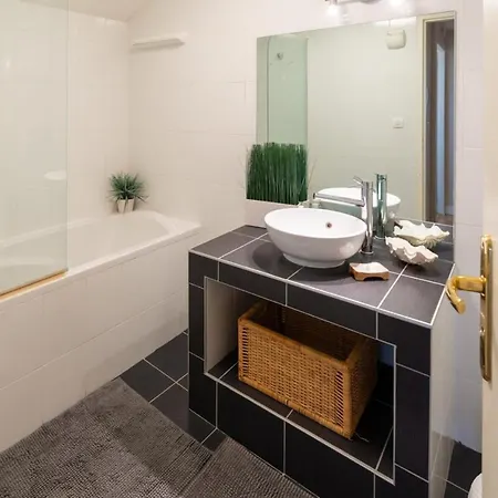 Apartmán Contemporary Furnished Duplex With 3 Bedrooms Near Amenities Bordeaux