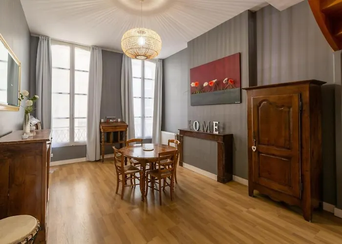아파트 Contemporary Furnished Duplex With 3 Bedrooms Near Amenities *