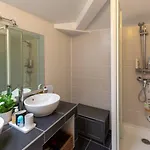 Апартаменты Contemporary Furnished Duplex With 3 Bedrooms Near Amenities Бордо