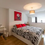 Contemporary Furnished Duplex With 3 Bedrooms Near Amenities Burdeos