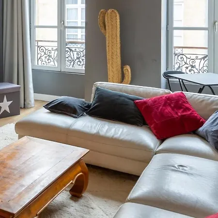 Contemporary Furnished Duplex With 3 Bedrooms Near Amenities